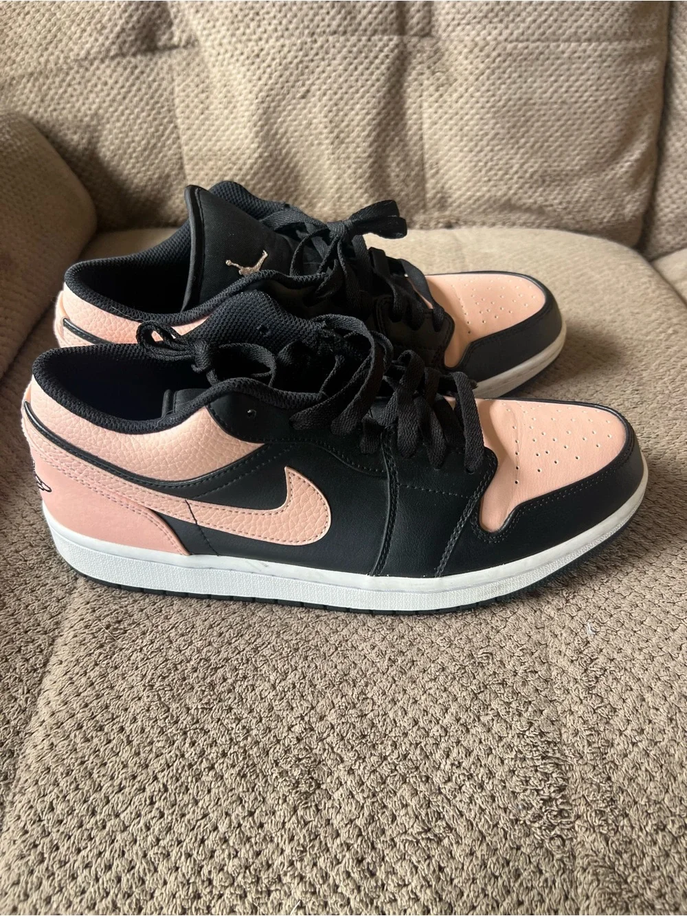 Air Jordan M10/W11.5 Low-Top Sneakers in Pink and Black